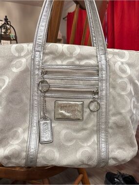 Coach Poppy Glam Signature Metallic Tote Bag Silver 14489 Silver Hangtag Callout